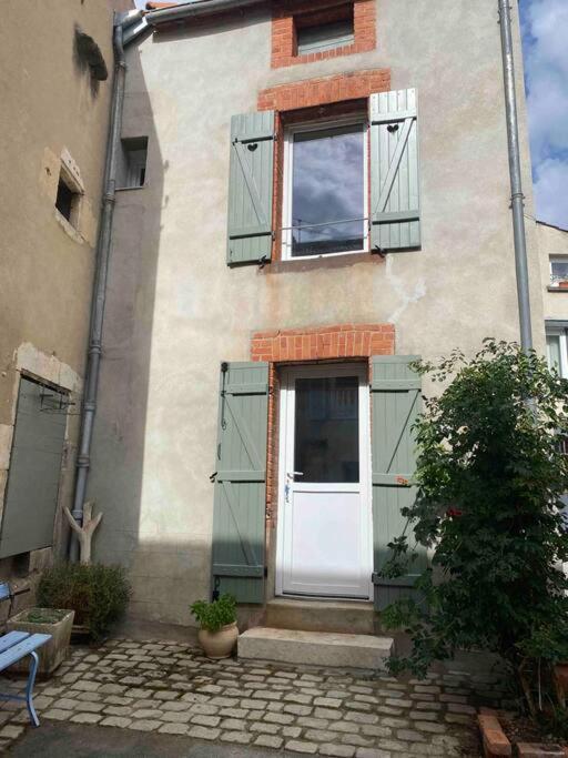 Petite Maison De Village Ebreuil Exterior foto